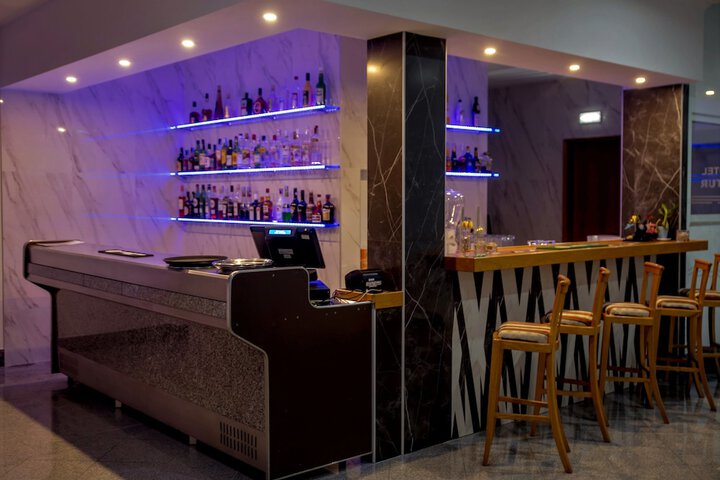 Lounge 44 of 50