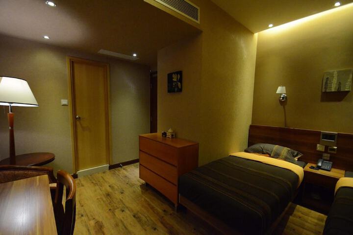 Room 11 of 18