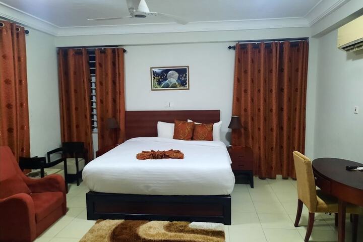 Room 5 of 12