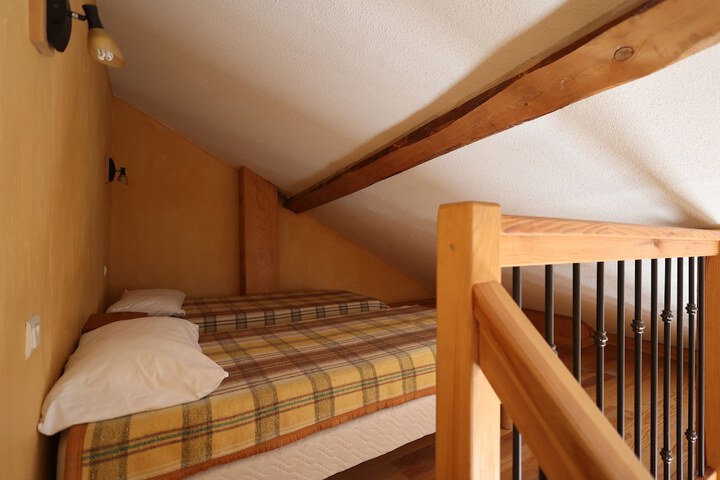 Room 4 of 25