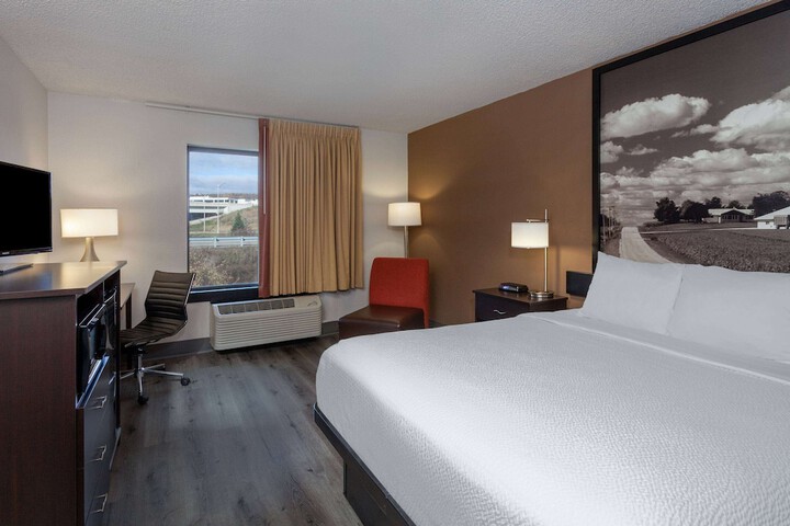 1 King Bed (1 of 10)