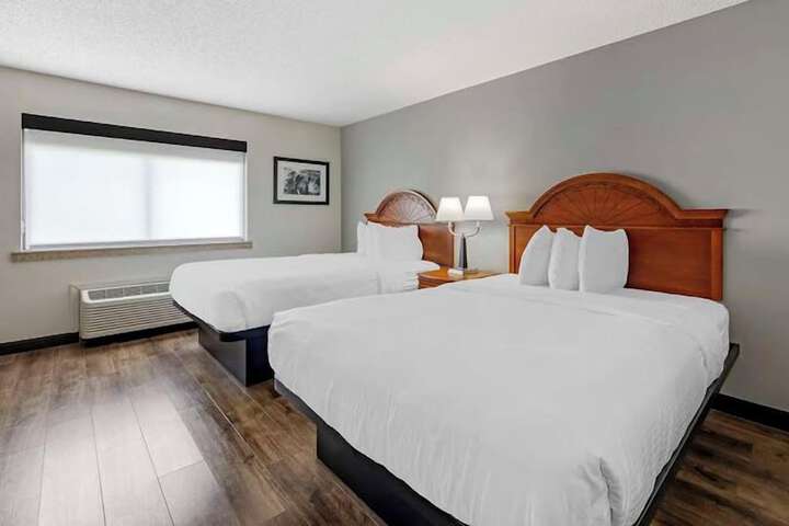 Accessible Suite 2 Queen Mobility Accessible Communication Assistance Bathtub Microwave and Refrigerator Sofa Bed Full Breakfast (10 of 10)