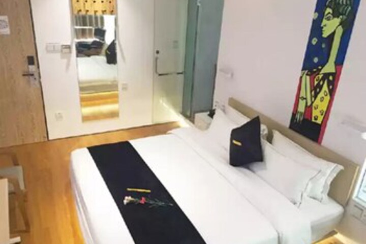 Room 5 of 9