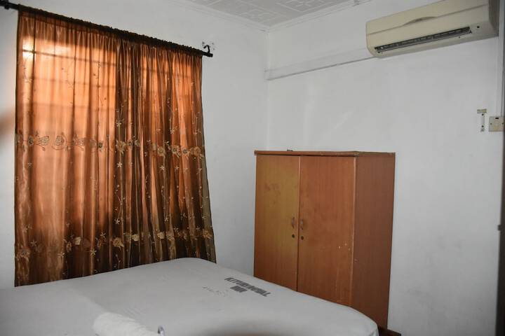 Room 10 of 14