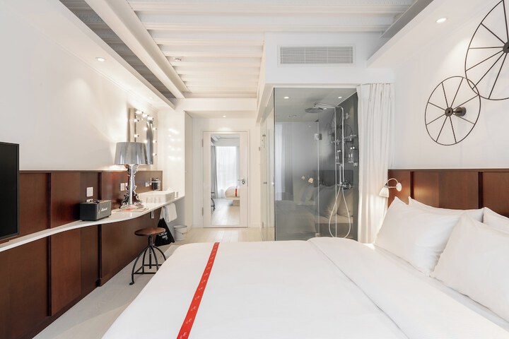 Room 3 of 65