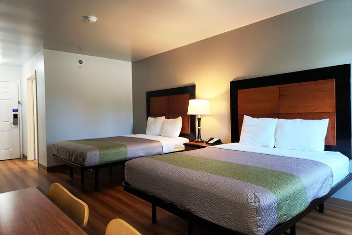 2 Queen Beds (11 of 15)