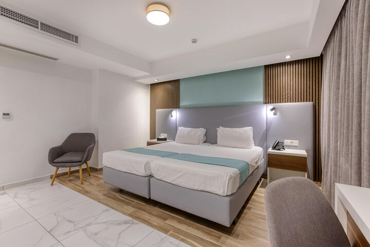 Room 27 of 216
