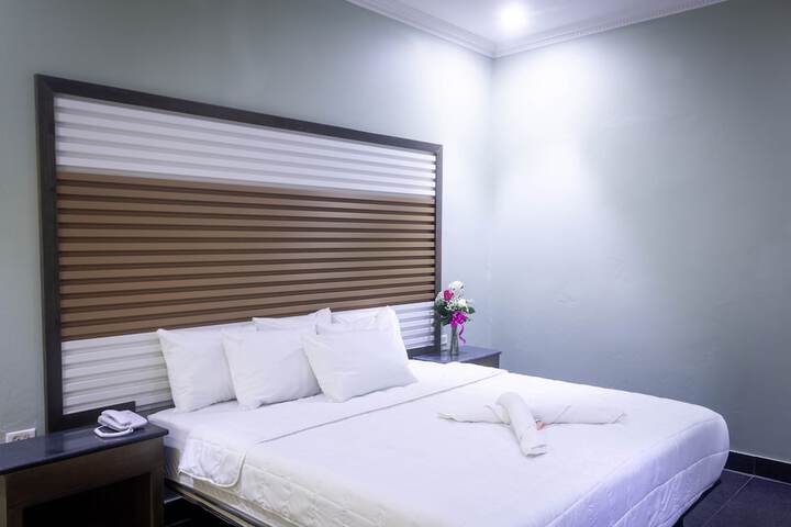 Room 9 of 28
