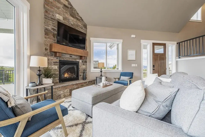 Exterior of Foxridge--beautiful Parade Home Overlooking Bear Lake Golf Course and Bear Lake With Private Hot Tub