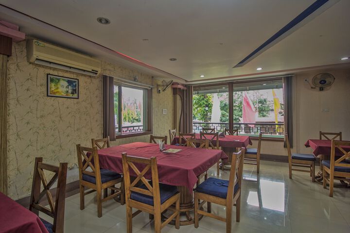 Dining 8 of 16