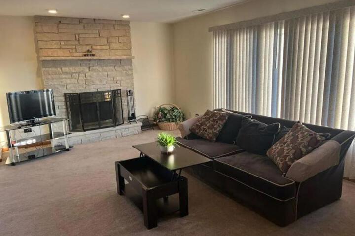 3BR-2BA Deluxe Apartment with Fireplace and Balcony