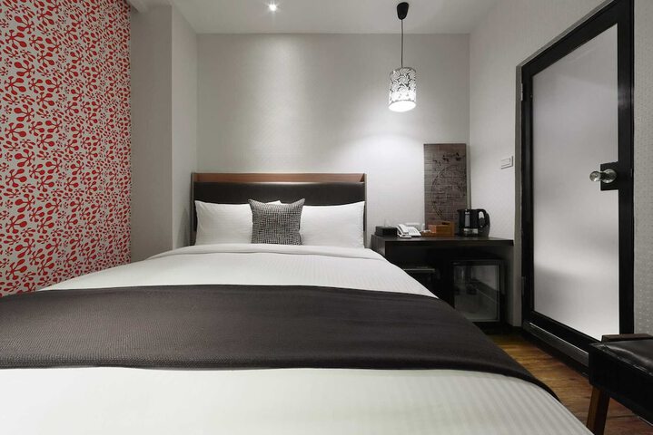 Room 17 of 28