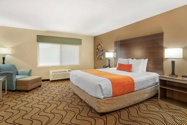 1 King Bed Microwave and Refrigerator WiFi Walk in Shower Full Breakfast (14 of 19)