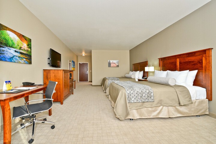 Accessible 2 Queen Mobility Accessible Communication Assistance Bathtub Microwave and Refrigerator WiFi Full Breakfast (5 of 15)