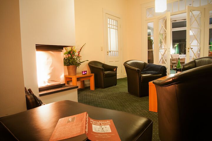 Lounge 46 of 52