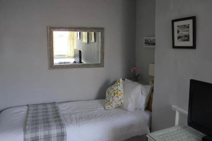 Room 4 of 11