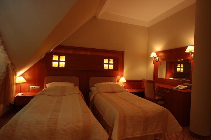 Room 9 of 42