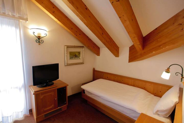 Room 8 of 107