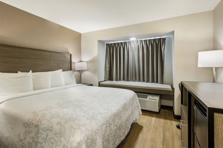 Deluxe King Bed (6 of 20)