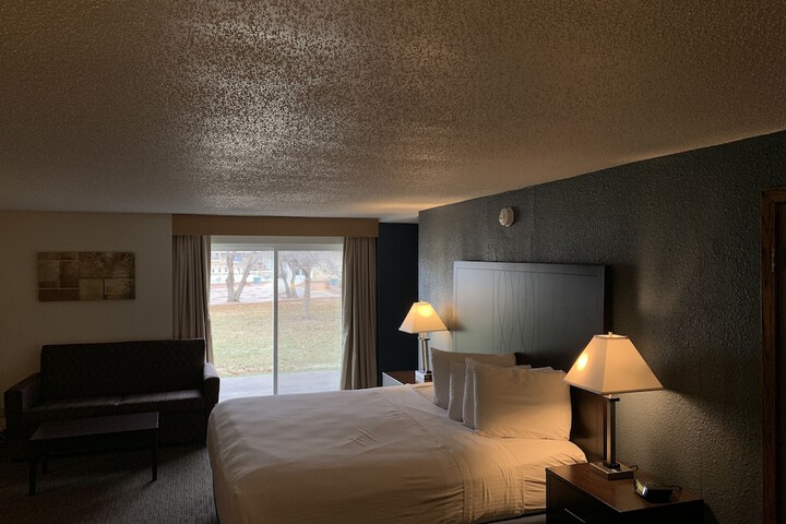 1 King Bed (2 of 17)