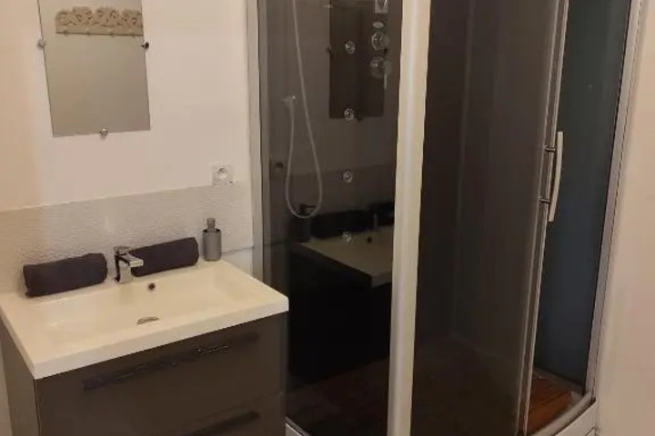 Room 6 of 10