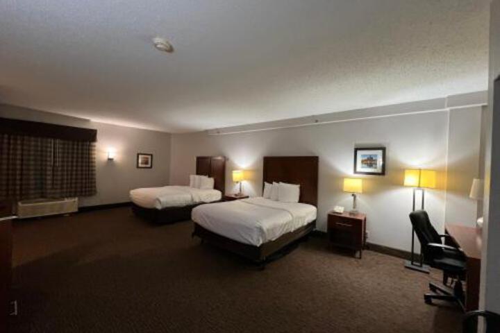 2 Queen Beds Accessible (16 of 25)
