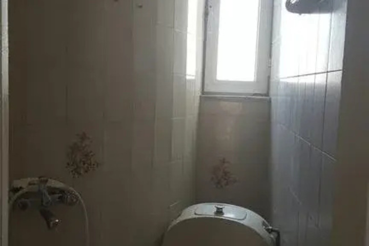 Room 6 of 12