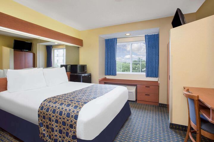 1 Queen Bed (16 of 27)