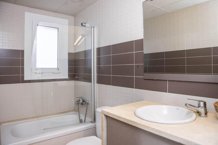 Deep soaking bathtub