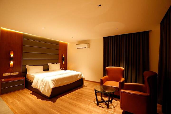 Room 7 of 32