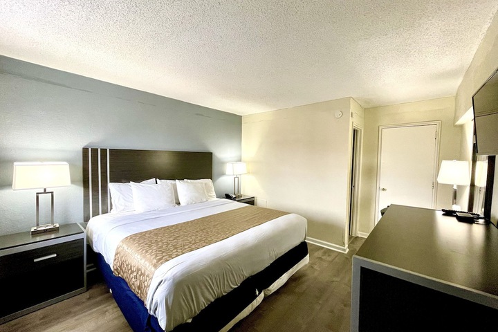 1 King Bed (6 of 23)