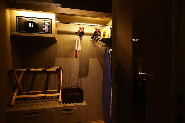 Room 18 of 106