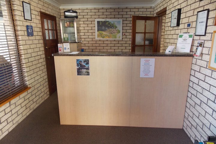 Check-in/check-out kiosk
