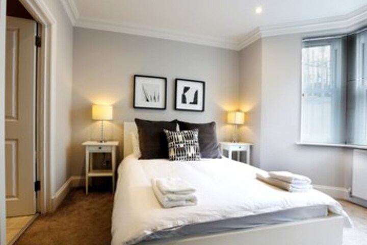 Room 9 of 12