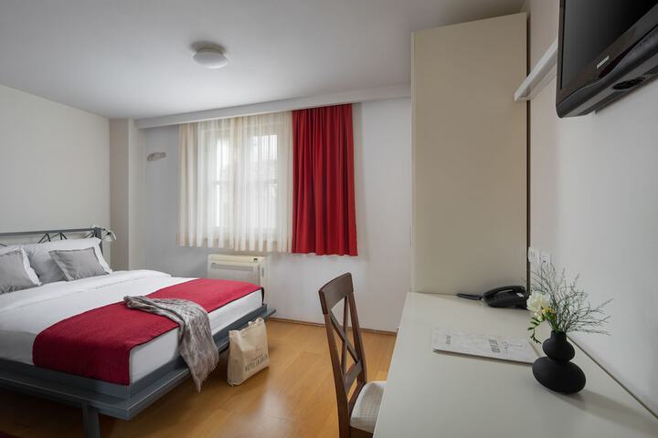 Room 25 of 61