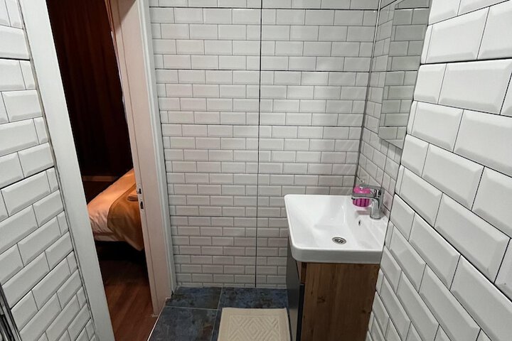 Room 25 of 37