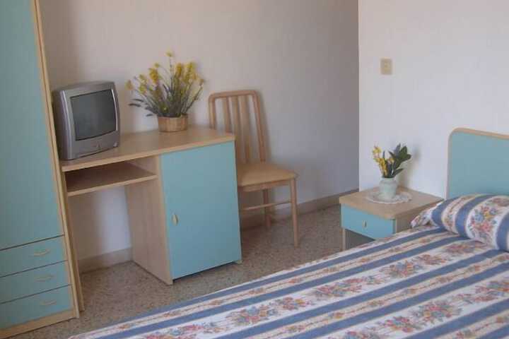 Room 6 of 16