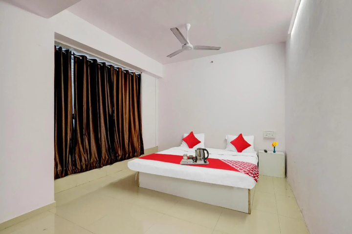 Room 4 of 8
