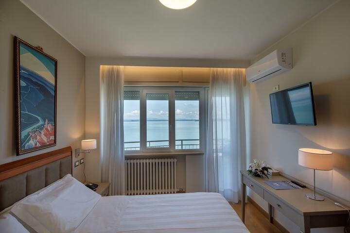 Room 13 of 37