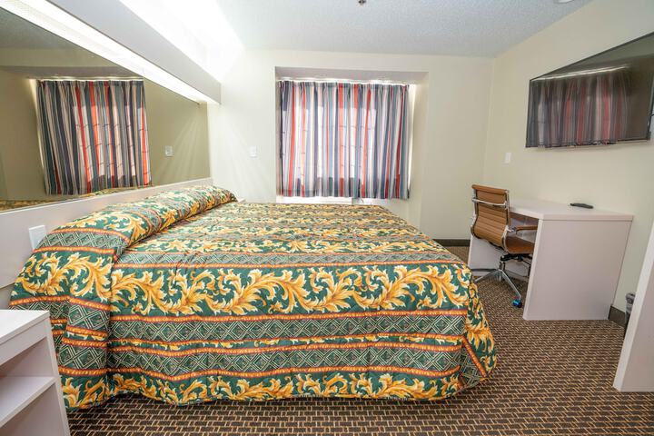 Deluxe King Bed (9 of 12)
