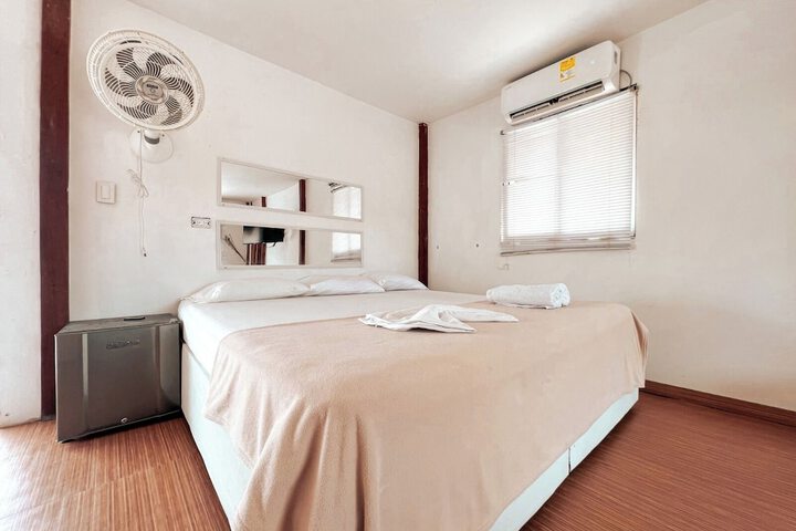 Room 6 of 18