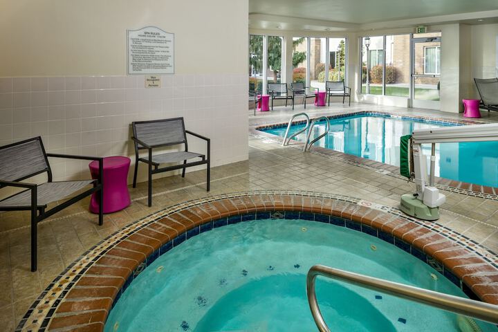 Indoor spa tub