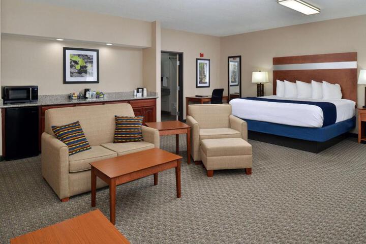 1 King Bed Microwave and Refrigerator WiFi Full Breakfast (6 of 6)
