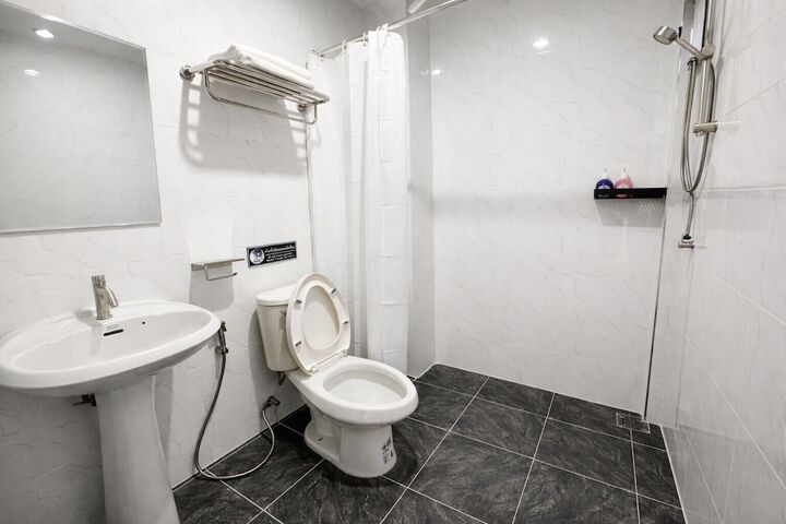 Room 10 of 14