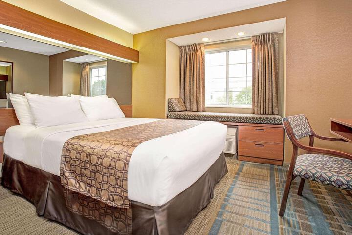 1 Queen Bed (11 of 18)