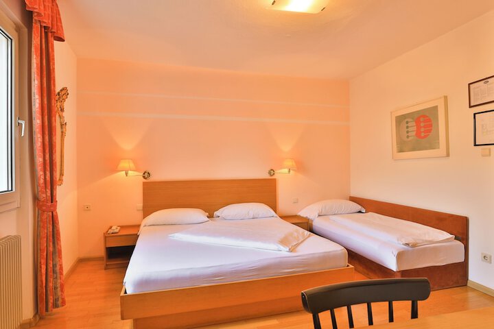 Room 11 of 120