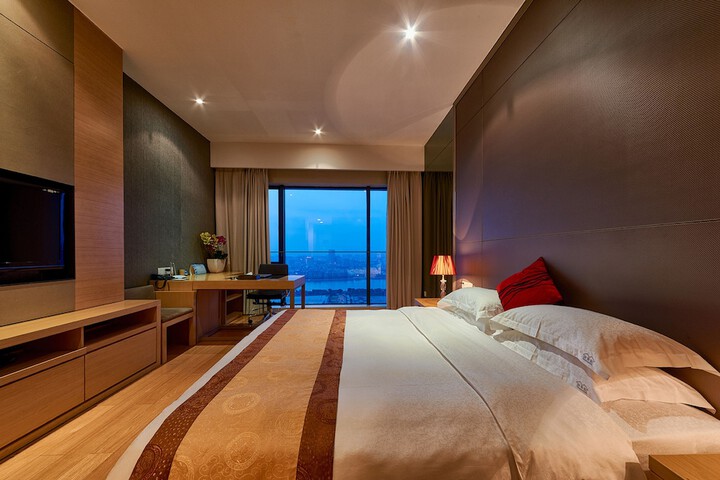 Room 8 of 76