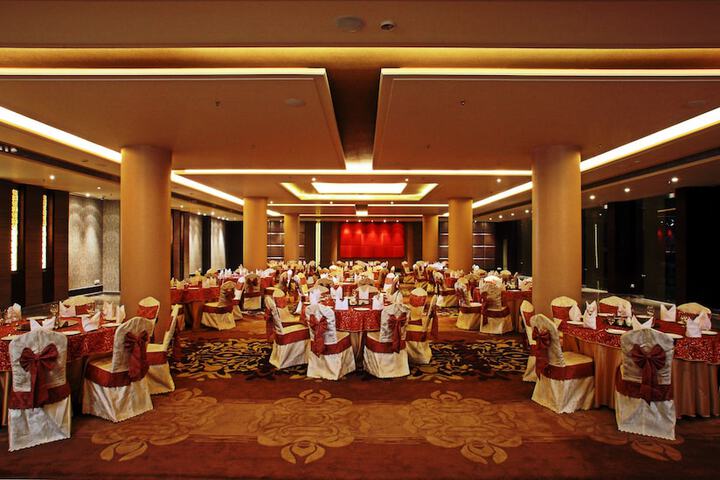 Ballroom/Hall 33 of 40