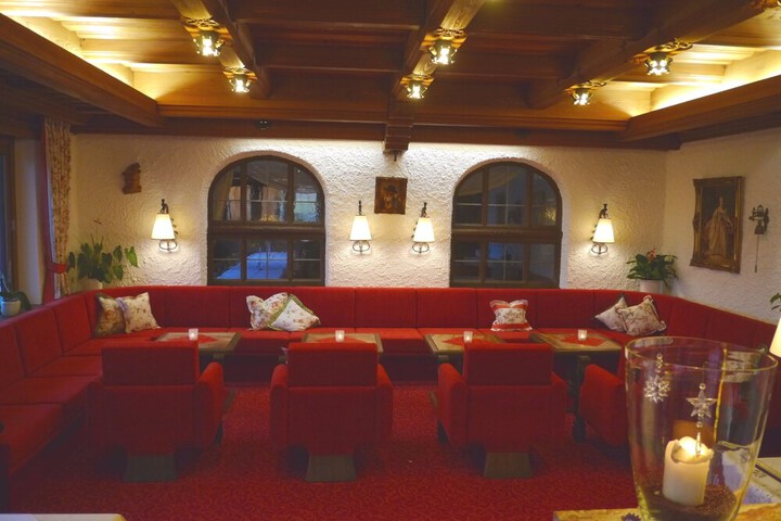 Lounge 51 of 58