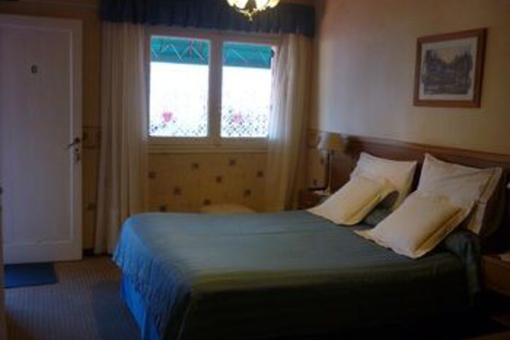 Room 7 of 16